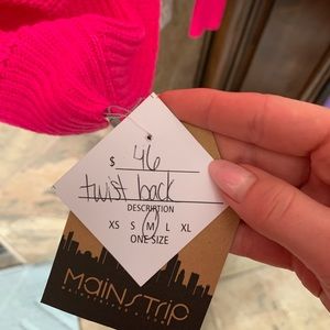 Super cute top! Never worn